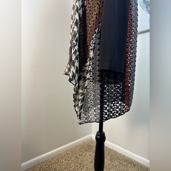 Dikalady Black with houndstooth and floral accents Draped Front Tunic Size Large - Picture 4 of 10
